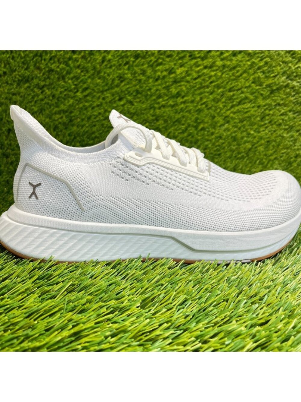 Flux Adapt Runner White Gum Mens Size 8 Womens Size 9.5 Athletic Knit Shoes